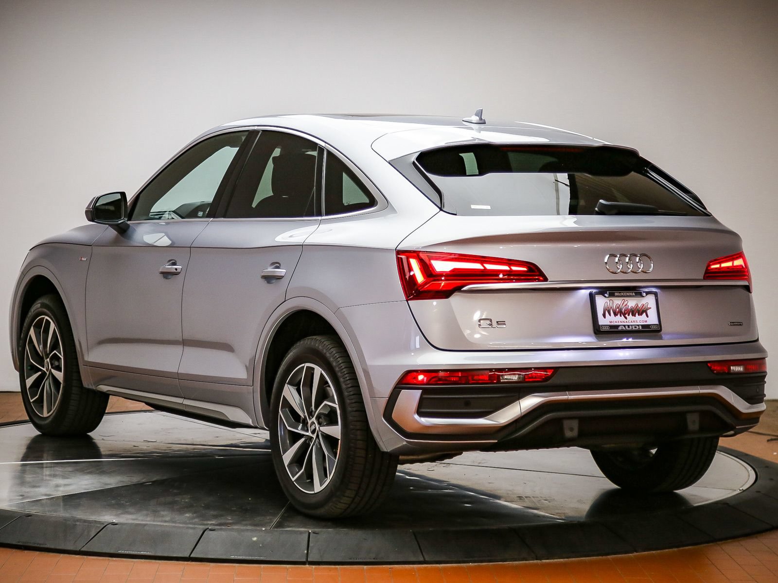 Used 2022 Audi Q5 2.0T Premium Plus w/ Premium Plus Package AWD/4WD image 2
