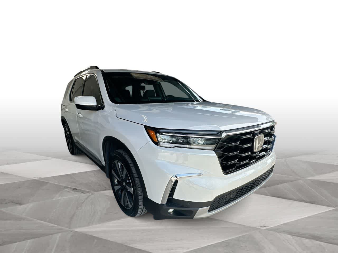 Used 2025 Honda Pilot Touring image 2