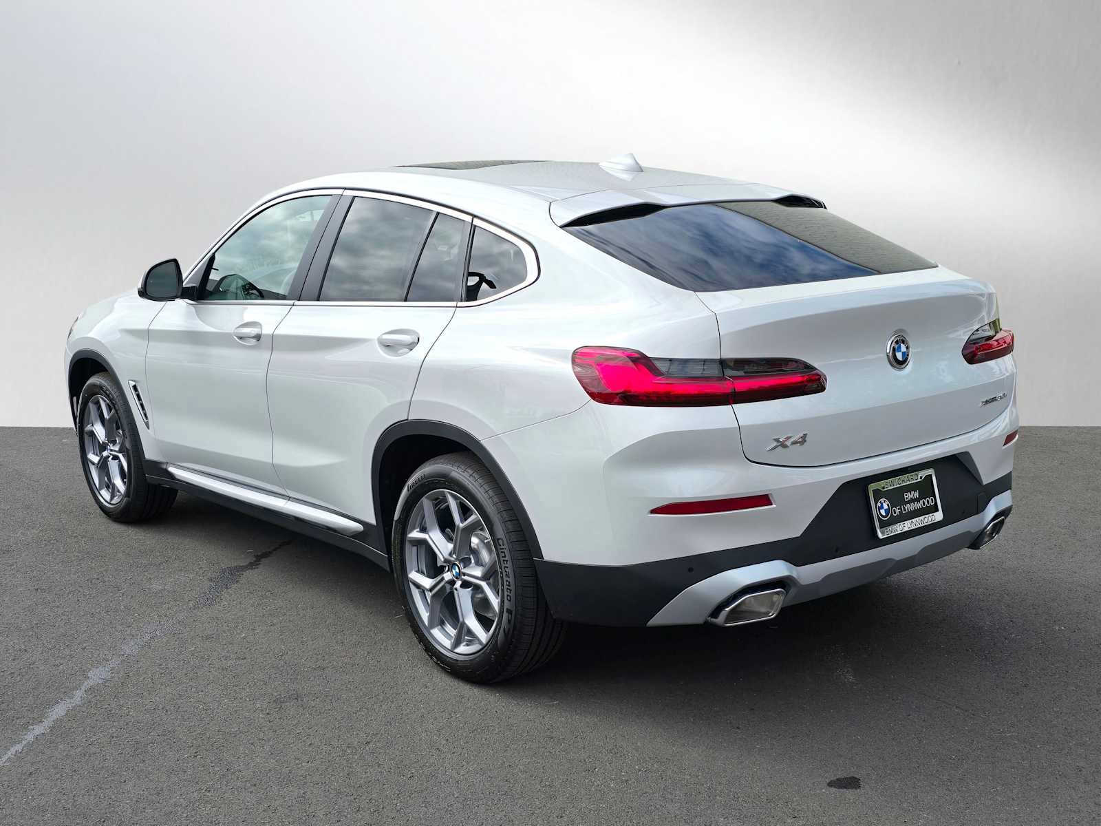 Used 2025 BMW X4 xDrive30i w/ Premium Package image 5