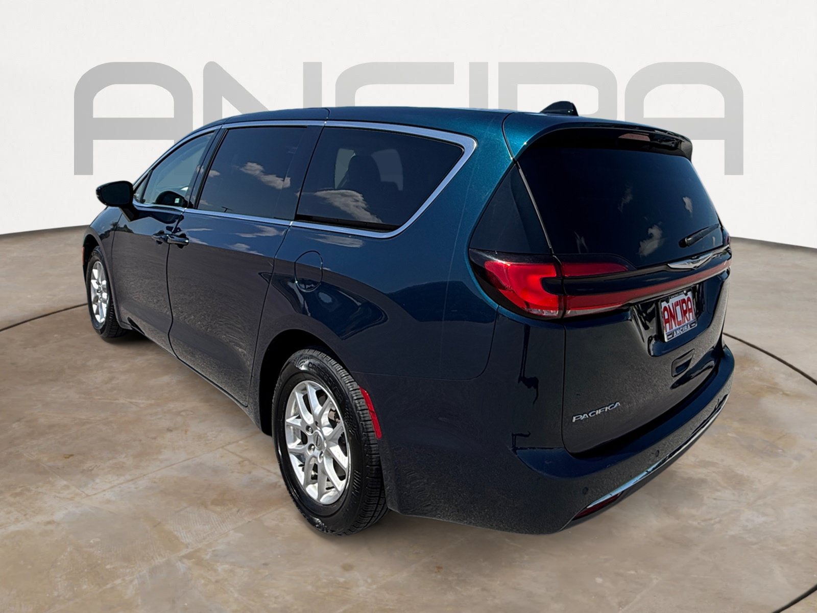 Used 2024 Chrysler Pacifica Touring-L FWD image 9