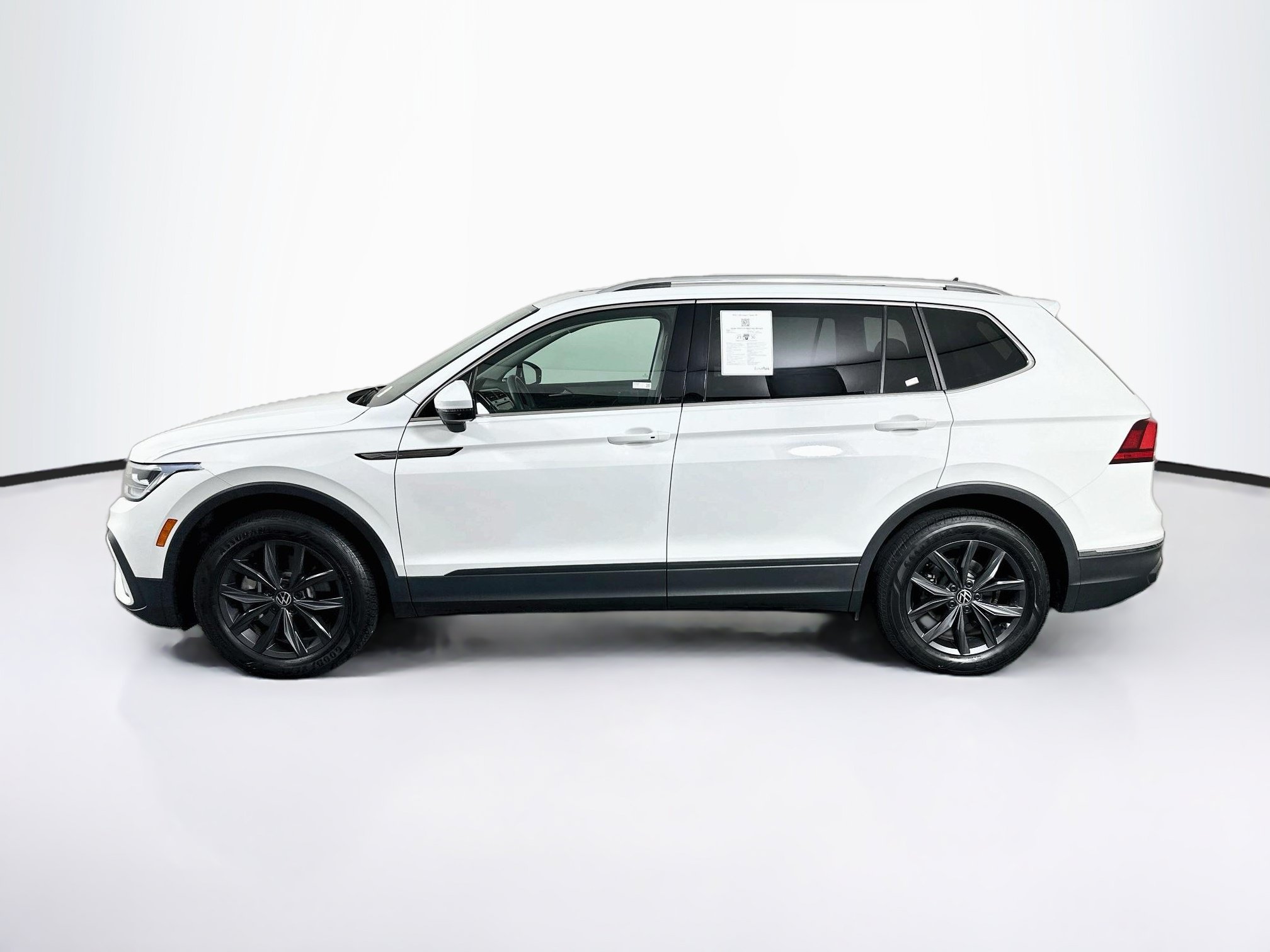 Used 2024 Volkswagen Tiguan SE w/ Panoramic Sunroof Package FWD image 4