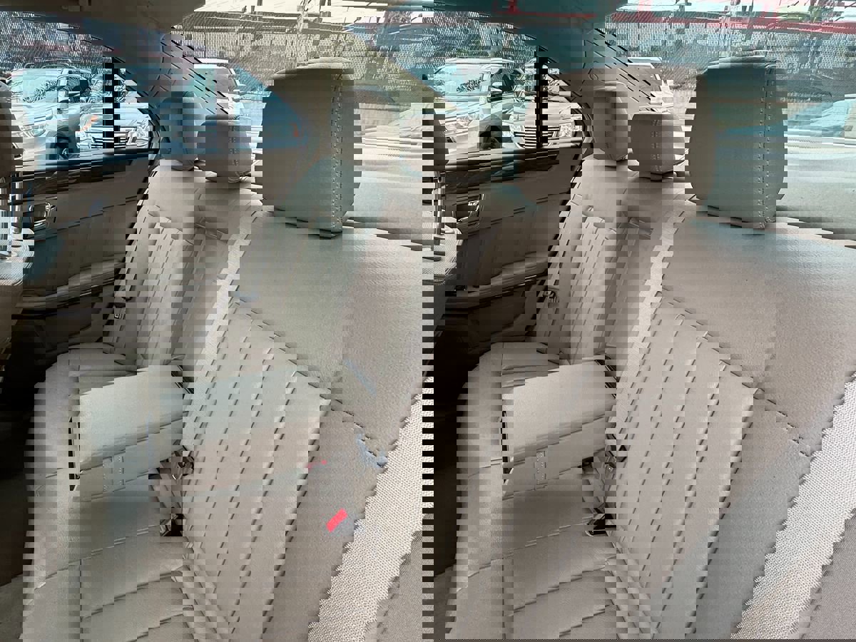 Used 2011 Mercedes-Benz E 550 Sedan image 24