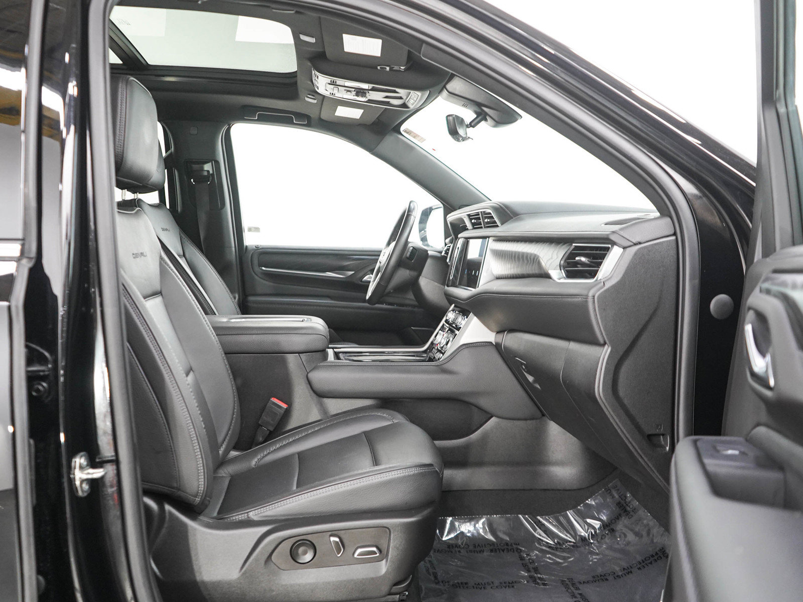 Used 2022 GMC Yukon Denali w/ Denali Premium Package AWD/4WD image 11