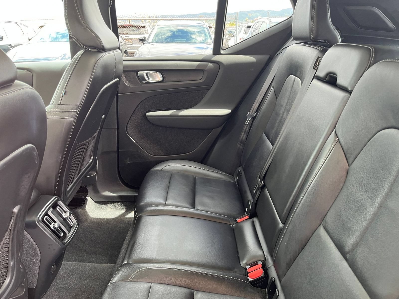 Used 2024 Volvo XC40 B5 Core AWD/4WD image 28