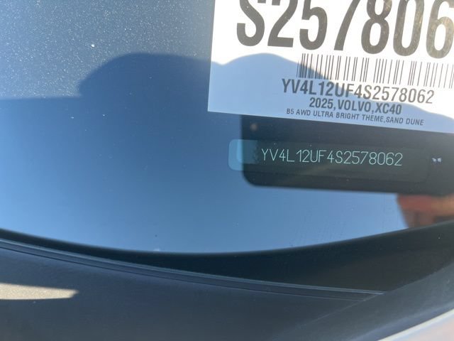 Certified 2025 Volvo XC40 B5 Ultra w/ Climate Package AWD/4WD image 29