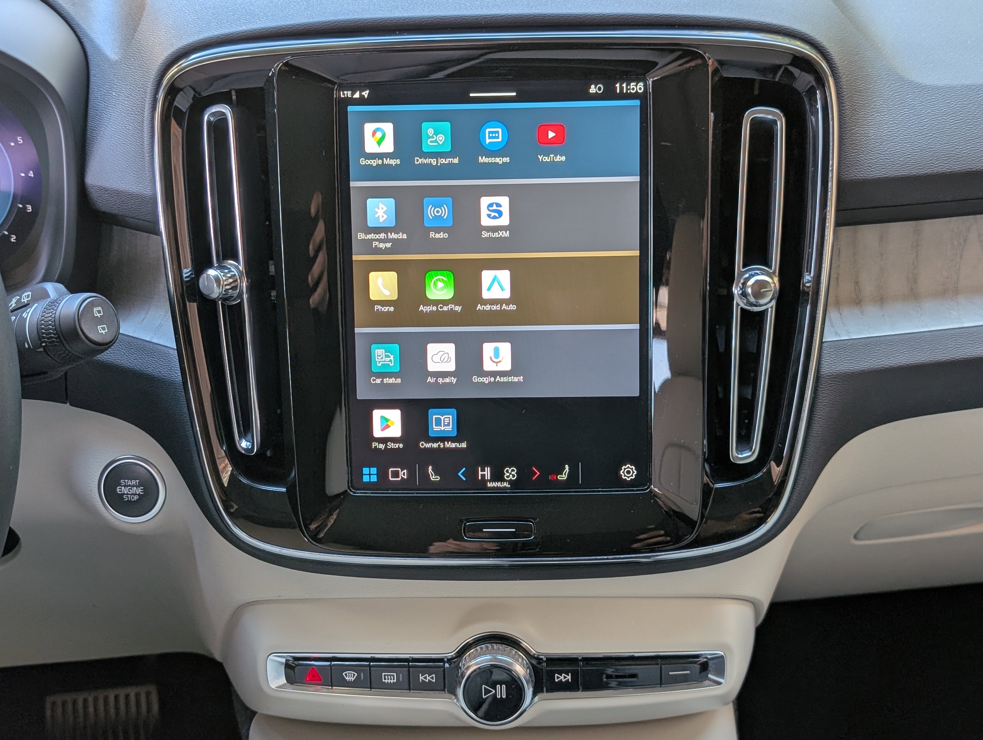 Used 2024 Volvo XC40 B5 Plus image 25