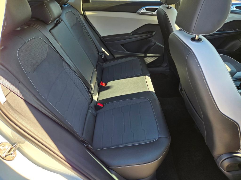 Certified 2025 Volkswagen Taos SE w/ Panoramic Sunroof Package FWD image 12
