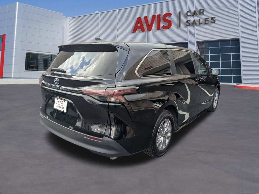 Used 2025 Toyota Sienna LE image 6