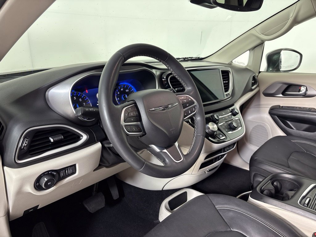Used 2022 Chrysler Pacifica Touring-L FWD image 16