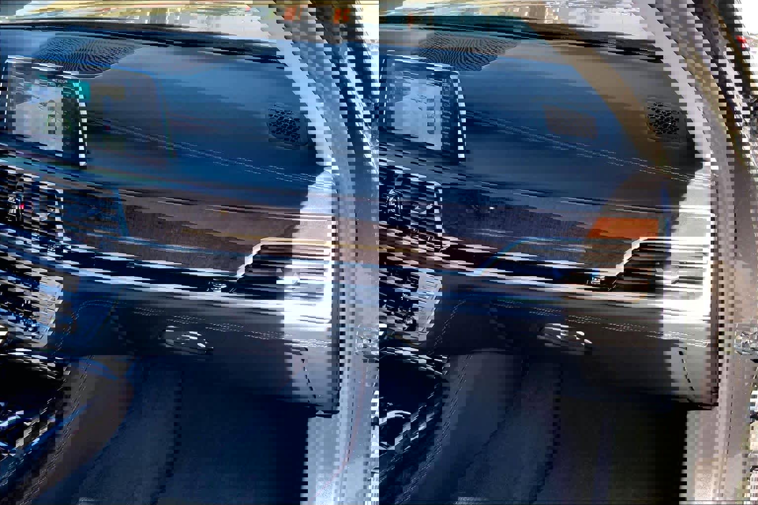 Used 2021 BMW 750i xDrive w/ Luxury Rear Seating Package image 17