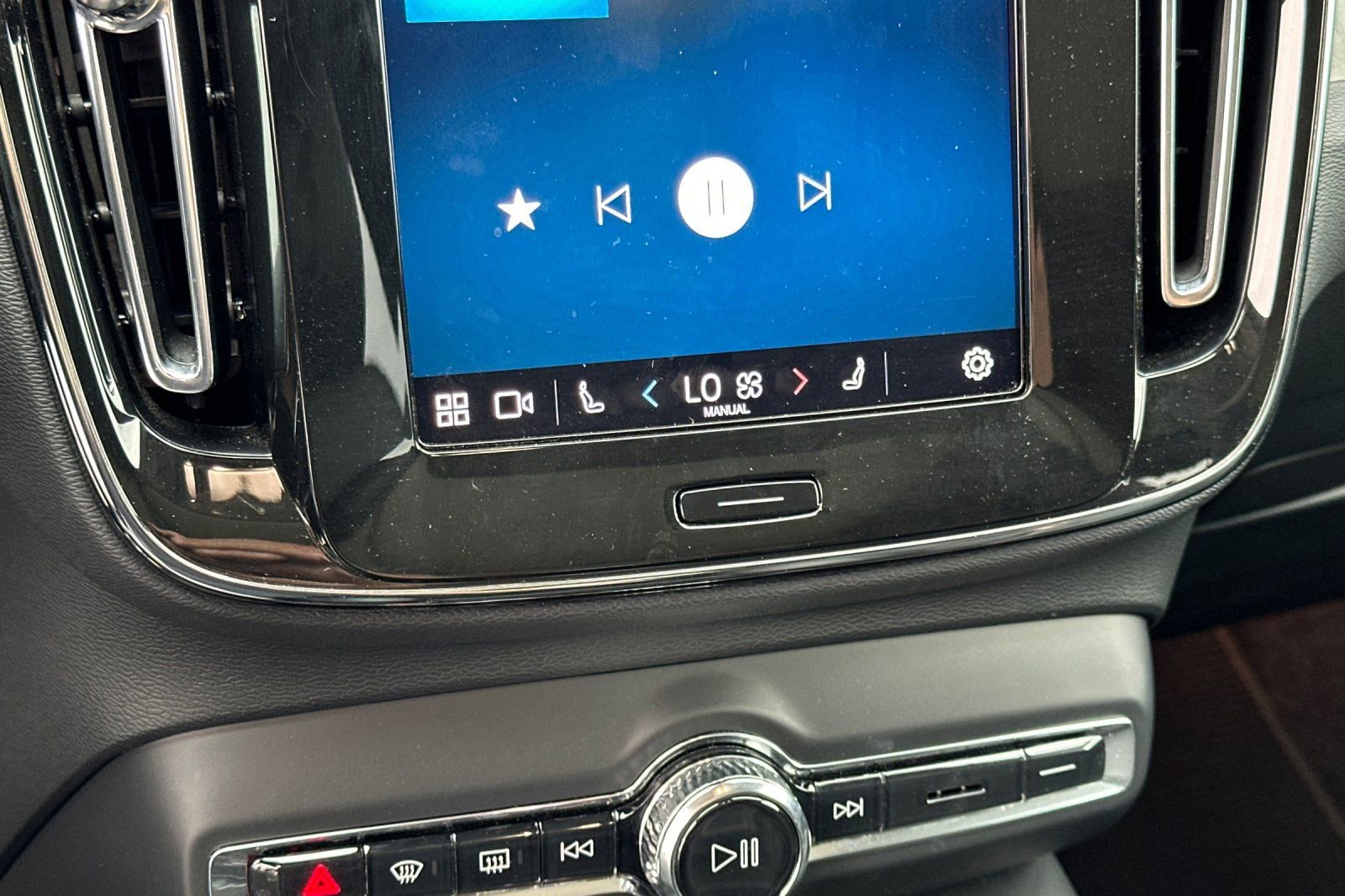 Used 2025 Volvo XC40 B5 Plus image 20