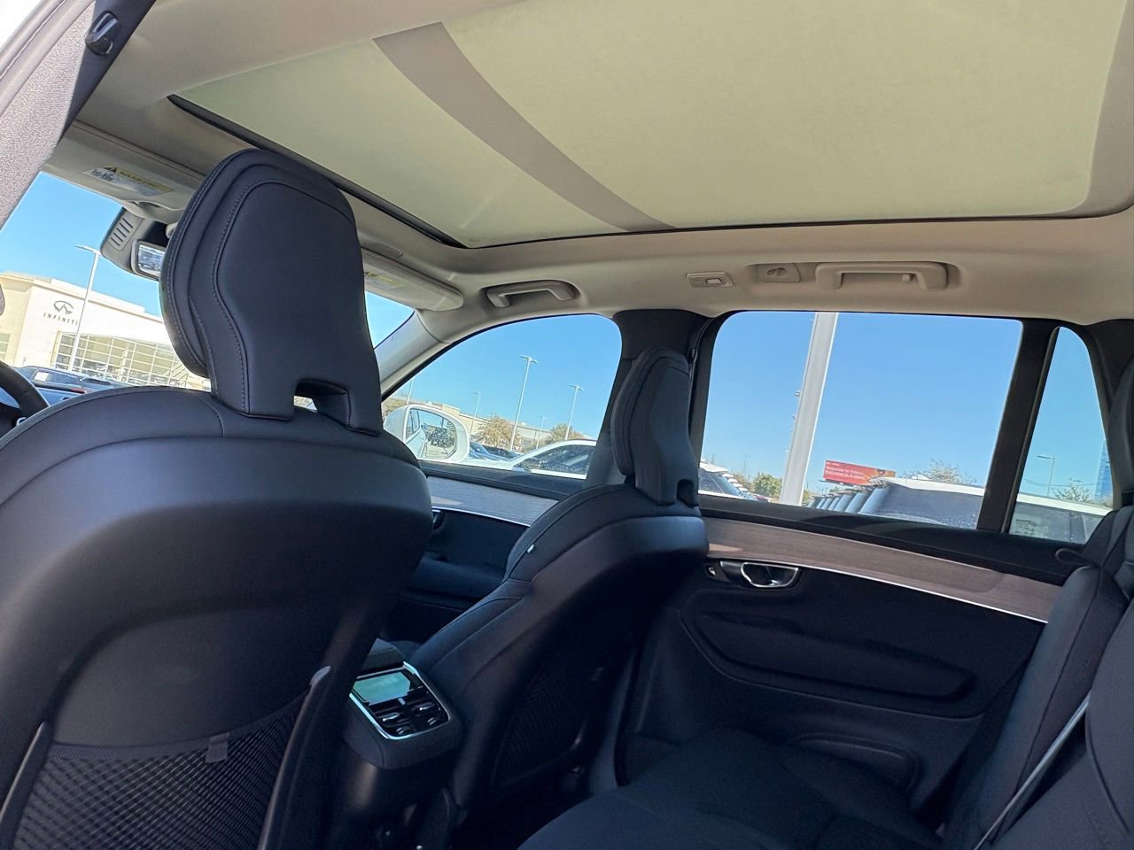 New 2026 Volvo XC90 B5 Plus w/ Protection Package Premier image 23