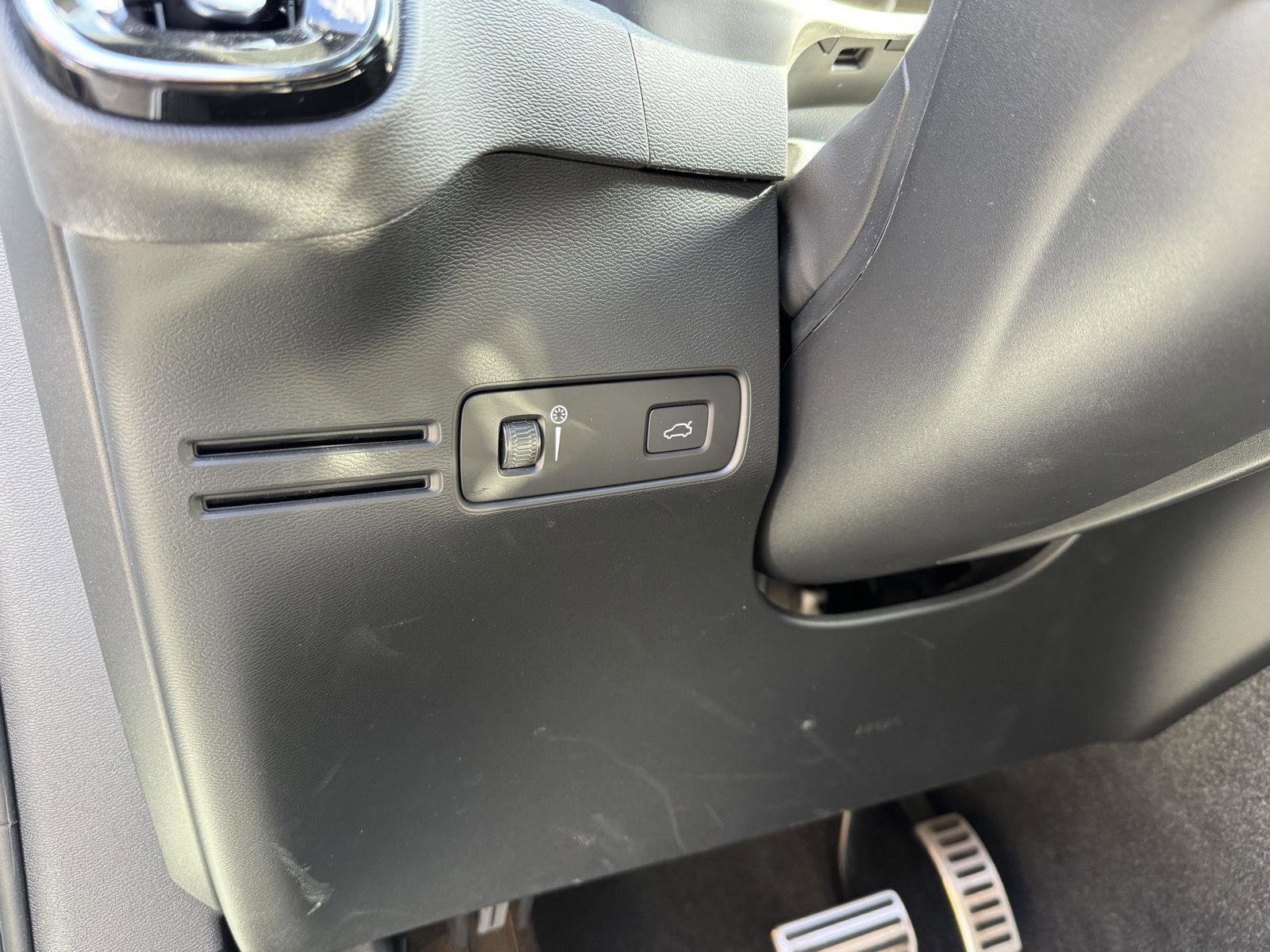 Used 2021 Volvo XC40 T5 R-Design w/ Advanced Package image 7