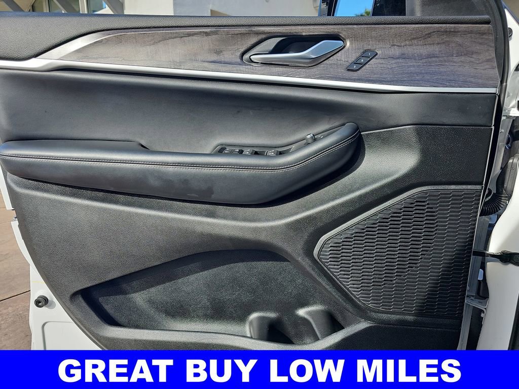 Used 2023 Jeep Grand Cherokee Limited w/ Luxury Tech Group II image 28