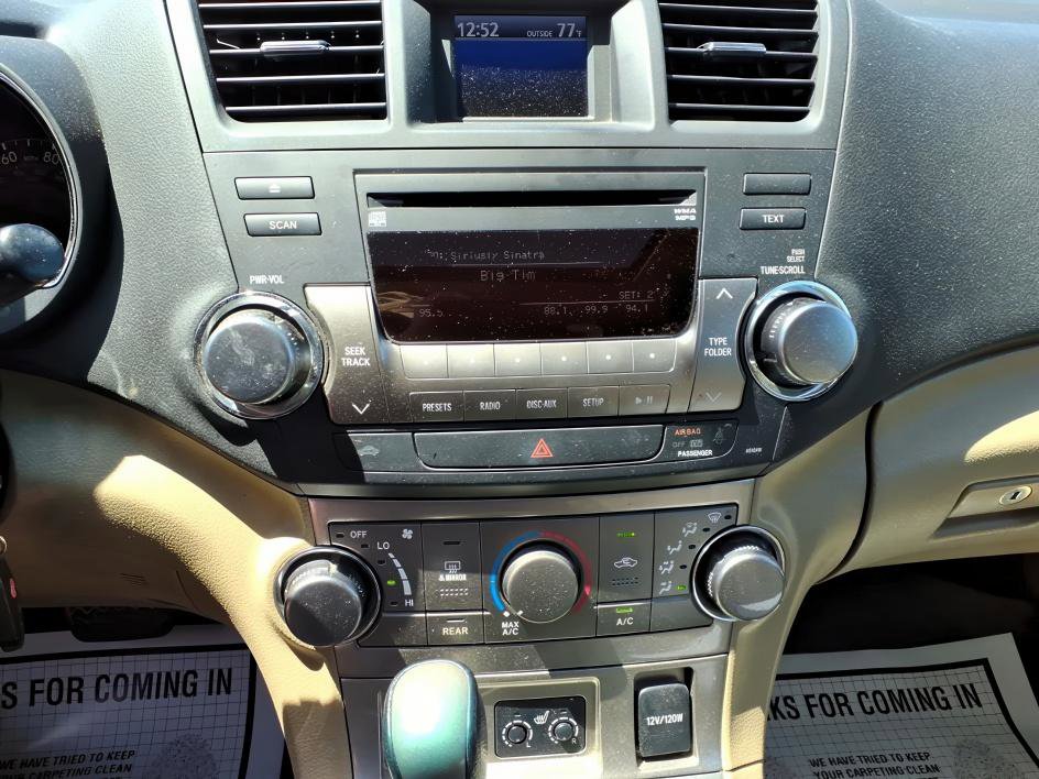 Used 2011 Toyota Highlander SE w/ Tow Pkg FWD image 18