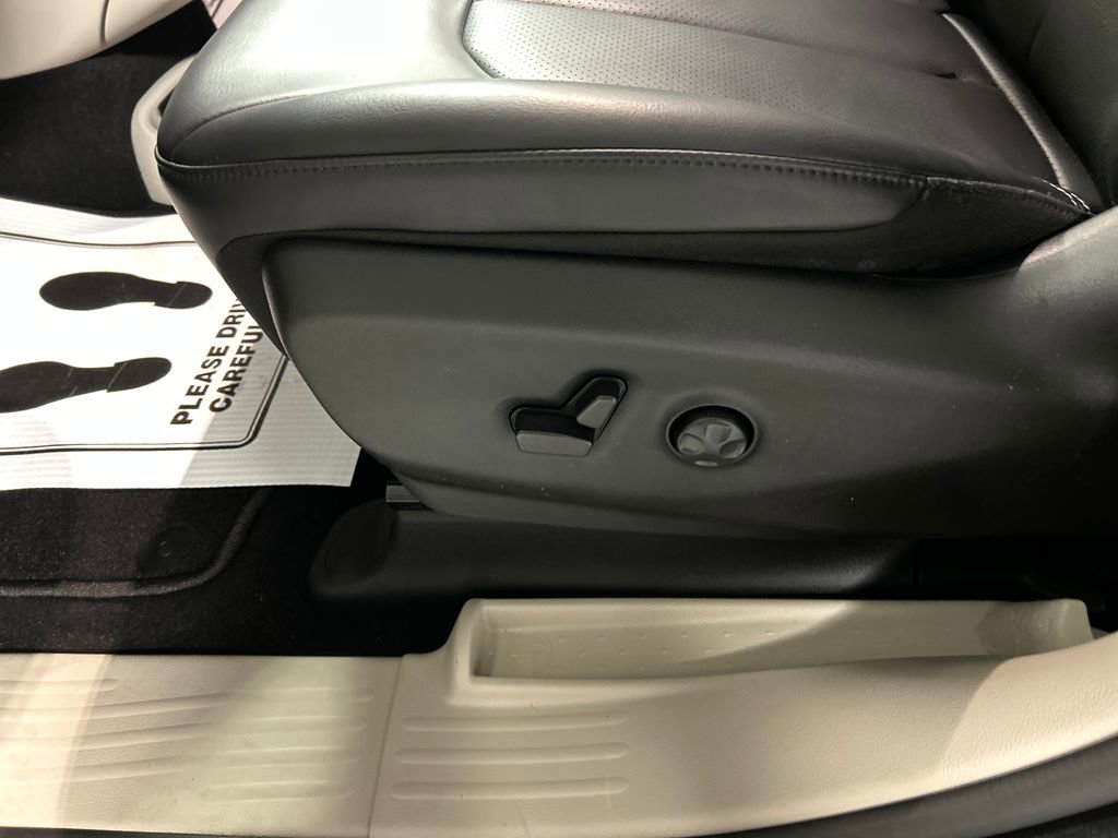 Used 2023 Chrysler Pacifica Touring-L FWD image 12