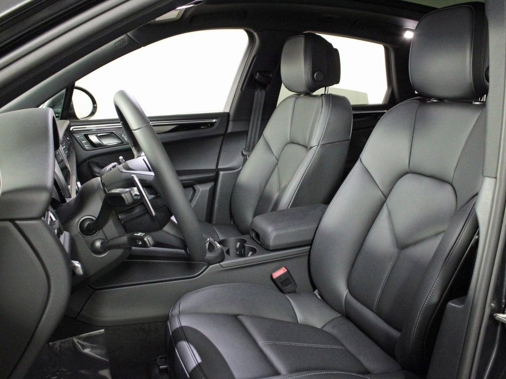 Certified 2025 Porsche Macan image 5