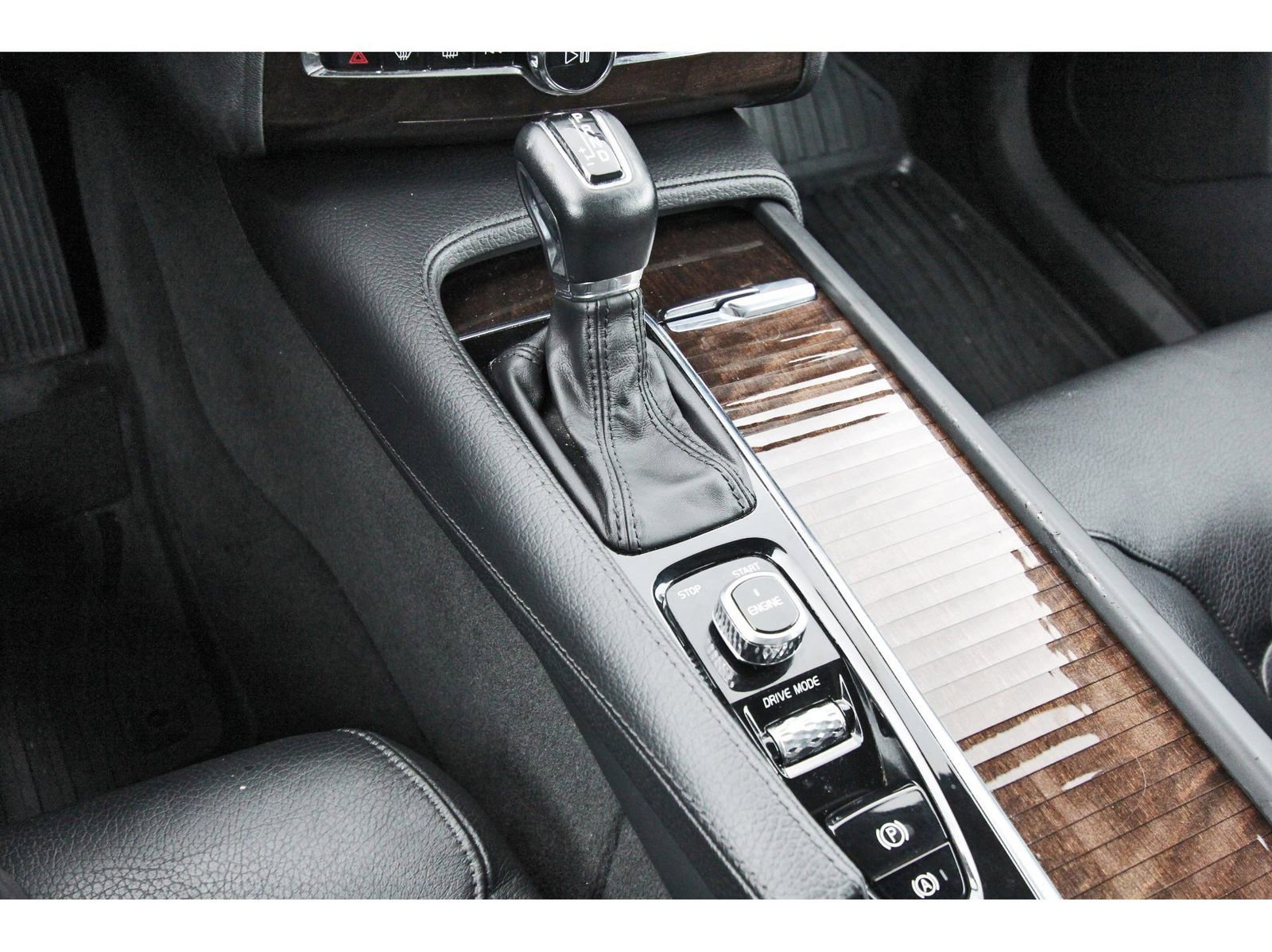 Used 2016 Volvo XC90 T6 Momentum w/ Momentum Plus Package AWD/4WD image 27