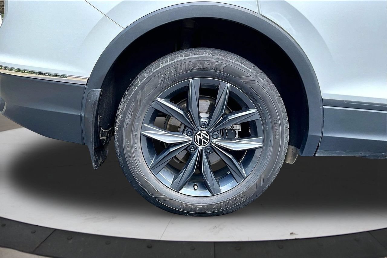 Used 2023 Volkswagen Tiguan SE AWD/4WD image 34