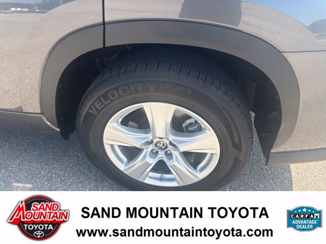 Used 2024 Toyota Highlander LE FWD image 10