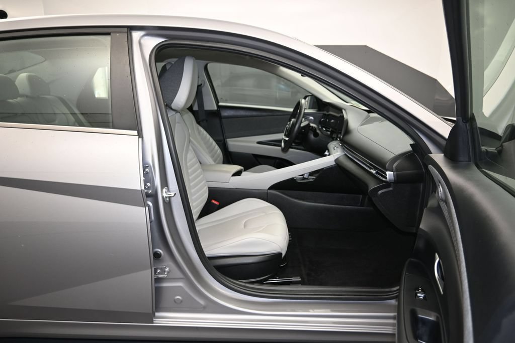 Used 2025 Hyundai Elantra Limited FWD image 29