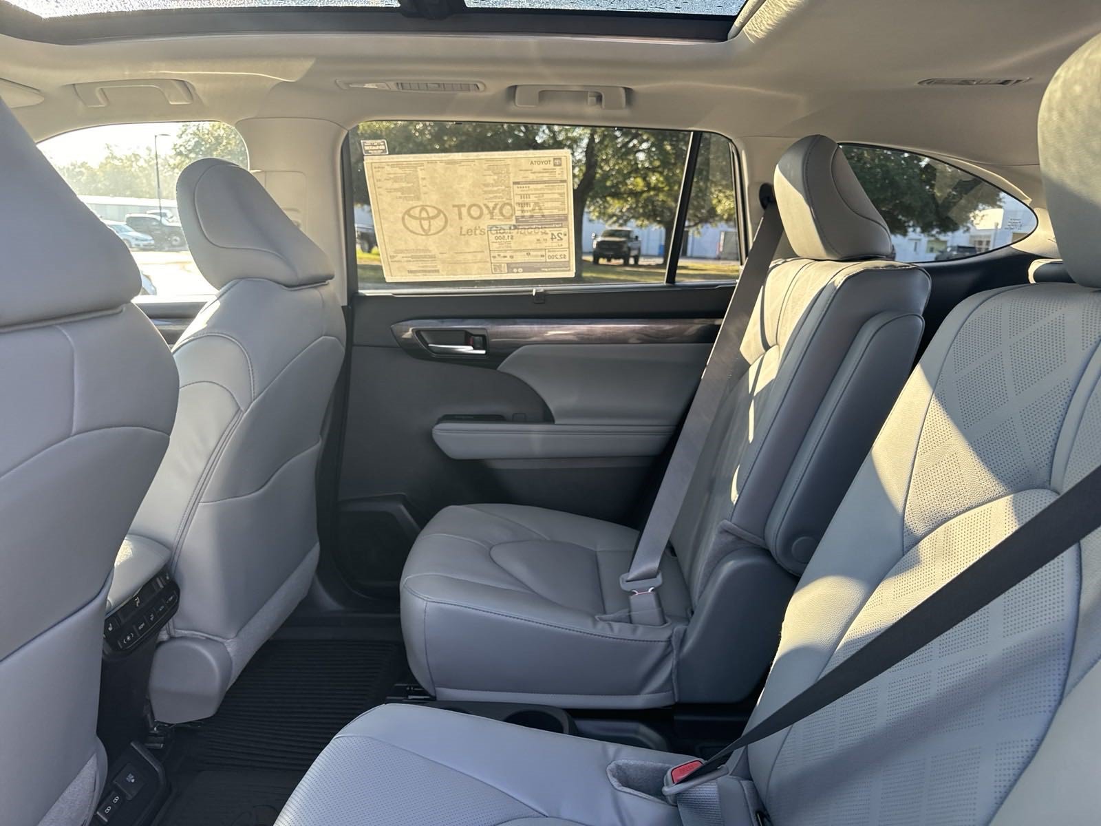 New 2025 Toyota Highlander Platinum AWD/4WD image 27
