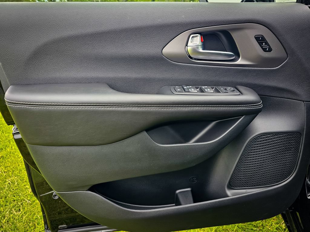 New 2027 Chrysler Pacifica Limited AWD/4WD image 9