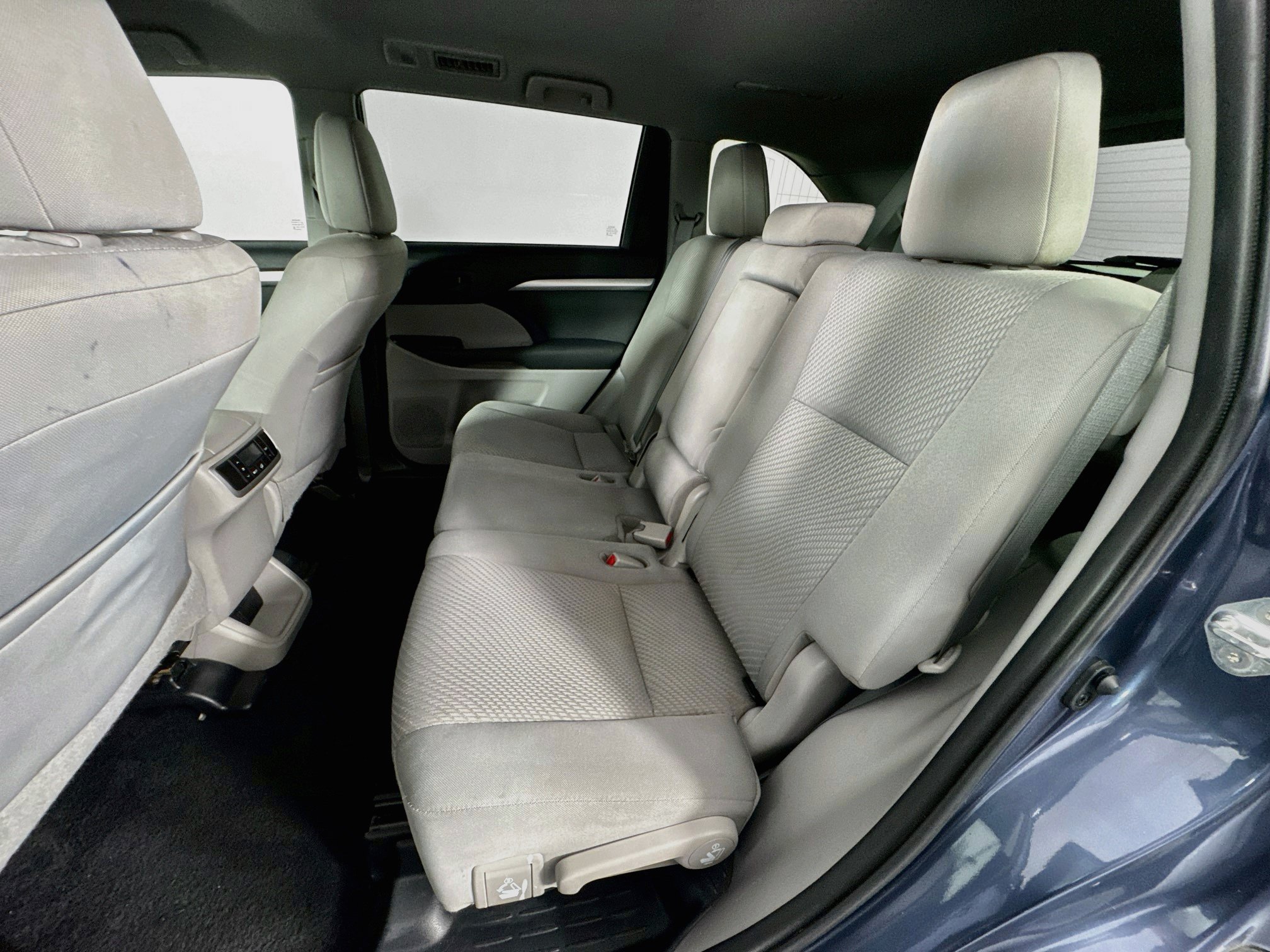 Used 2019 Toyota Highlander LE FWD image 22