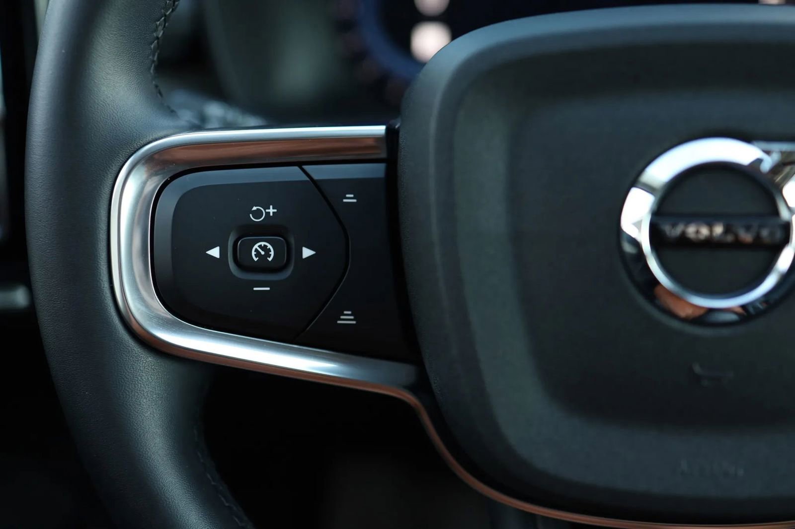 Used 2025 Volvo XC40 B5 Core image 18