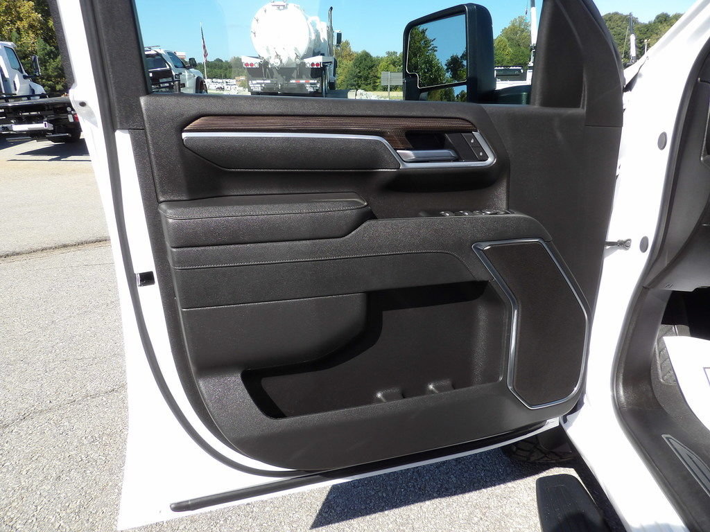 Used 2025 Chevrolet Silverado 3500 LT w/ Safety Package AWD/4WD image 14
