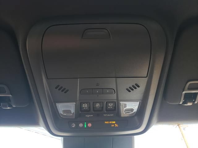 Used 2024 Cadillac XT4 Luxury w/ Cold Weather Package AWD/4WD image 23