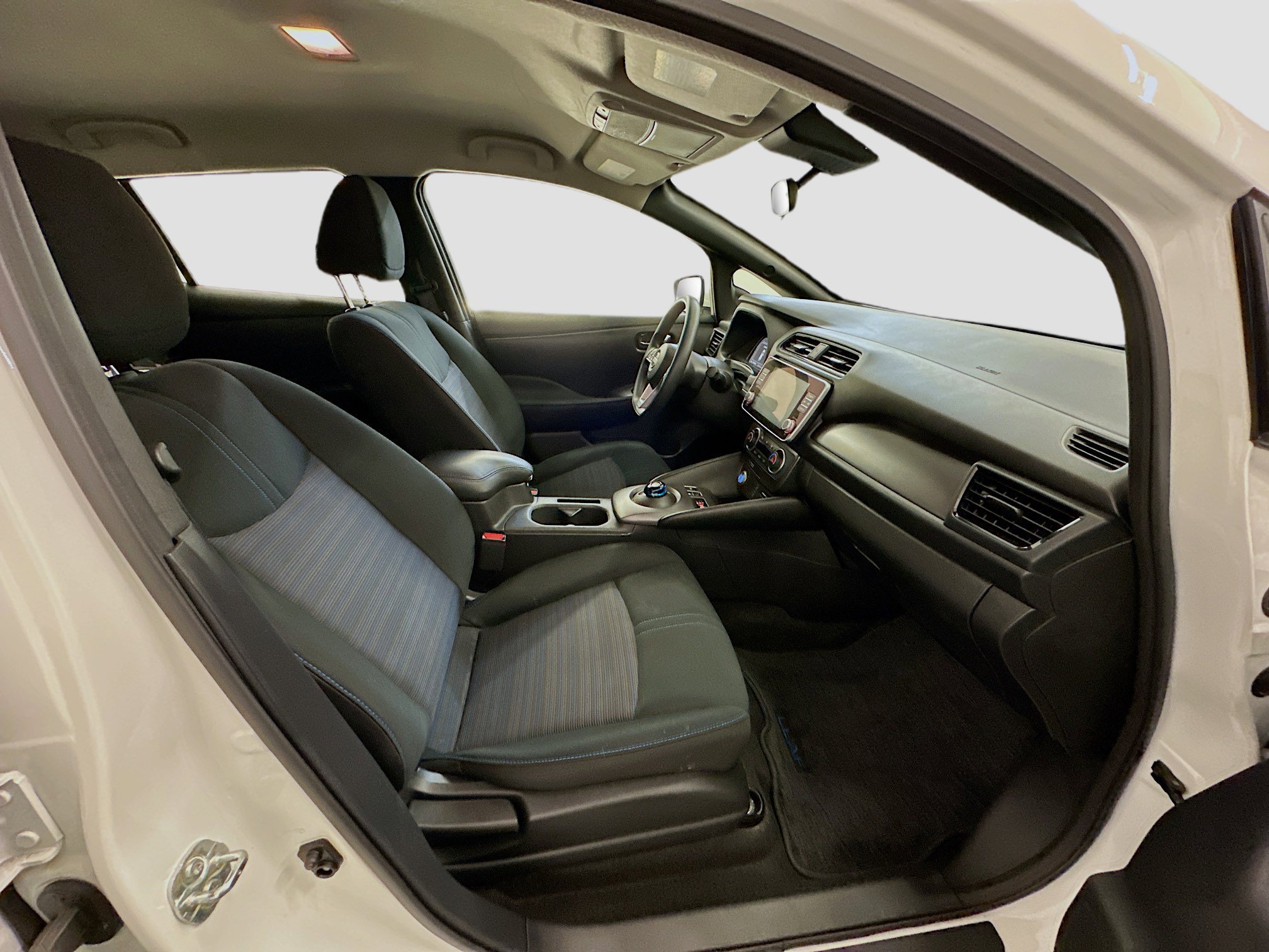 Used 2025 Nissan Leaf S image 31