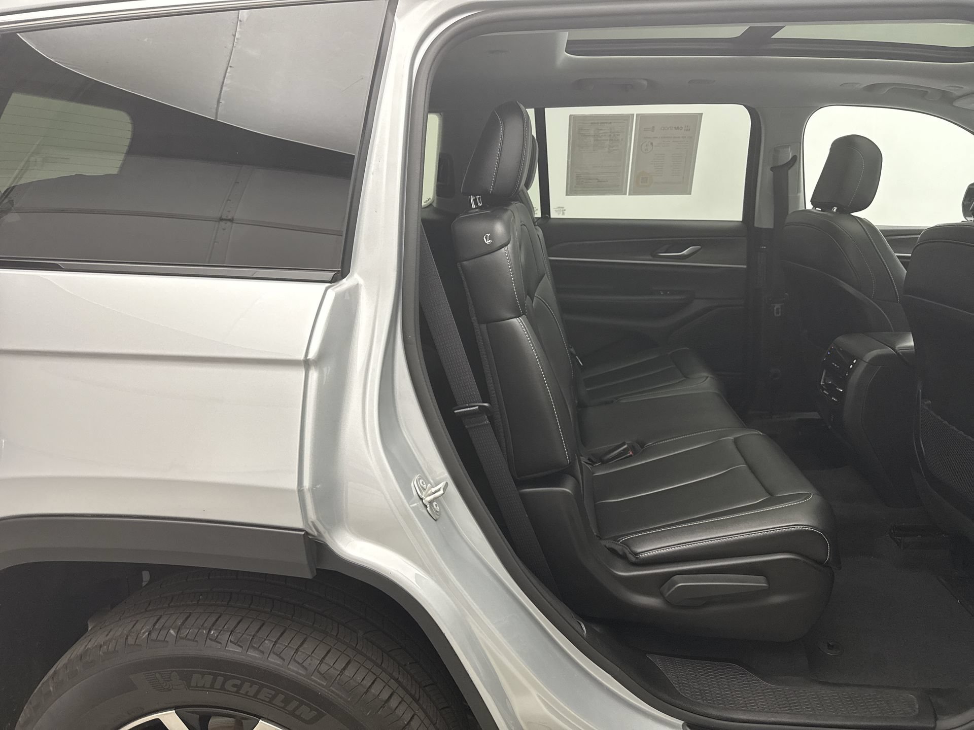 Used 2023 Jeep Grand Cherokee L Limited AWD/4WD image 19