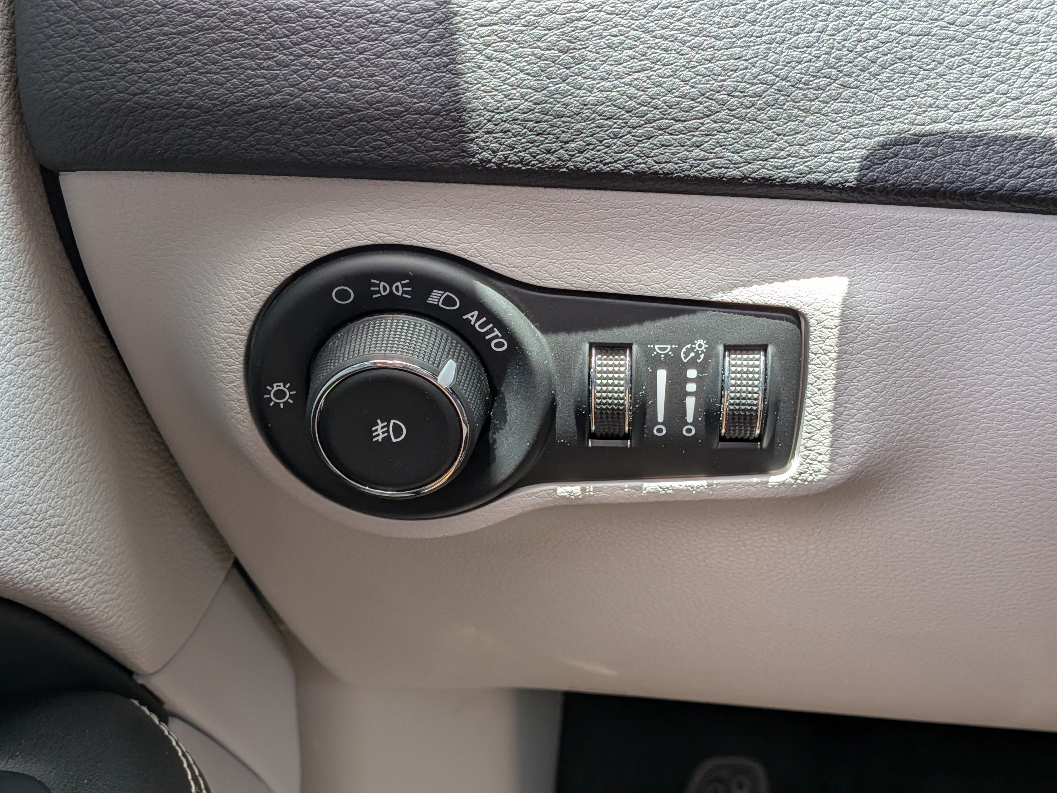 Used 2018 Jeep Compass Latitude FWD image 23