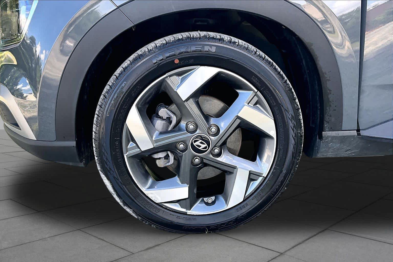 Used 2025 Hyundai Venue SEL FWD image 11
