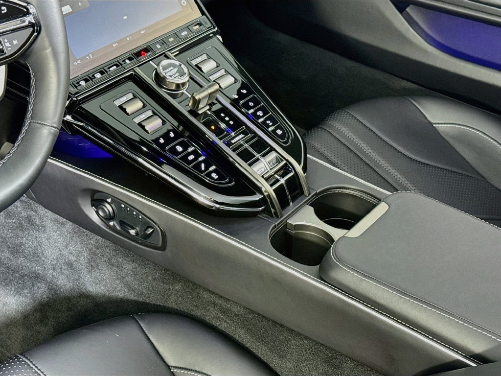 Used 2026 Aston Martin V8 Vantage Convertible RWD image 14
