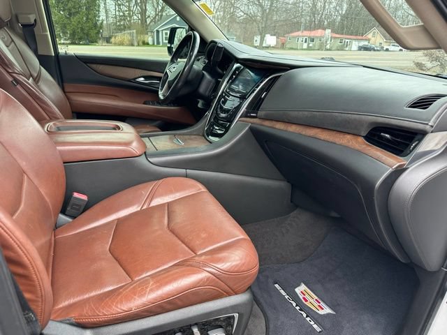 Used 2019 Cadillac Escalade Luxury AWD/4WD image 14