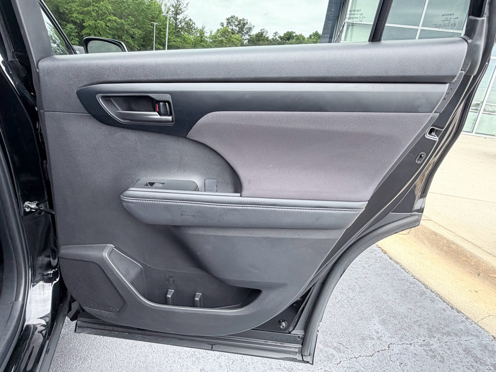 Used 2025 Toyota Highlander LE FWD image 29
