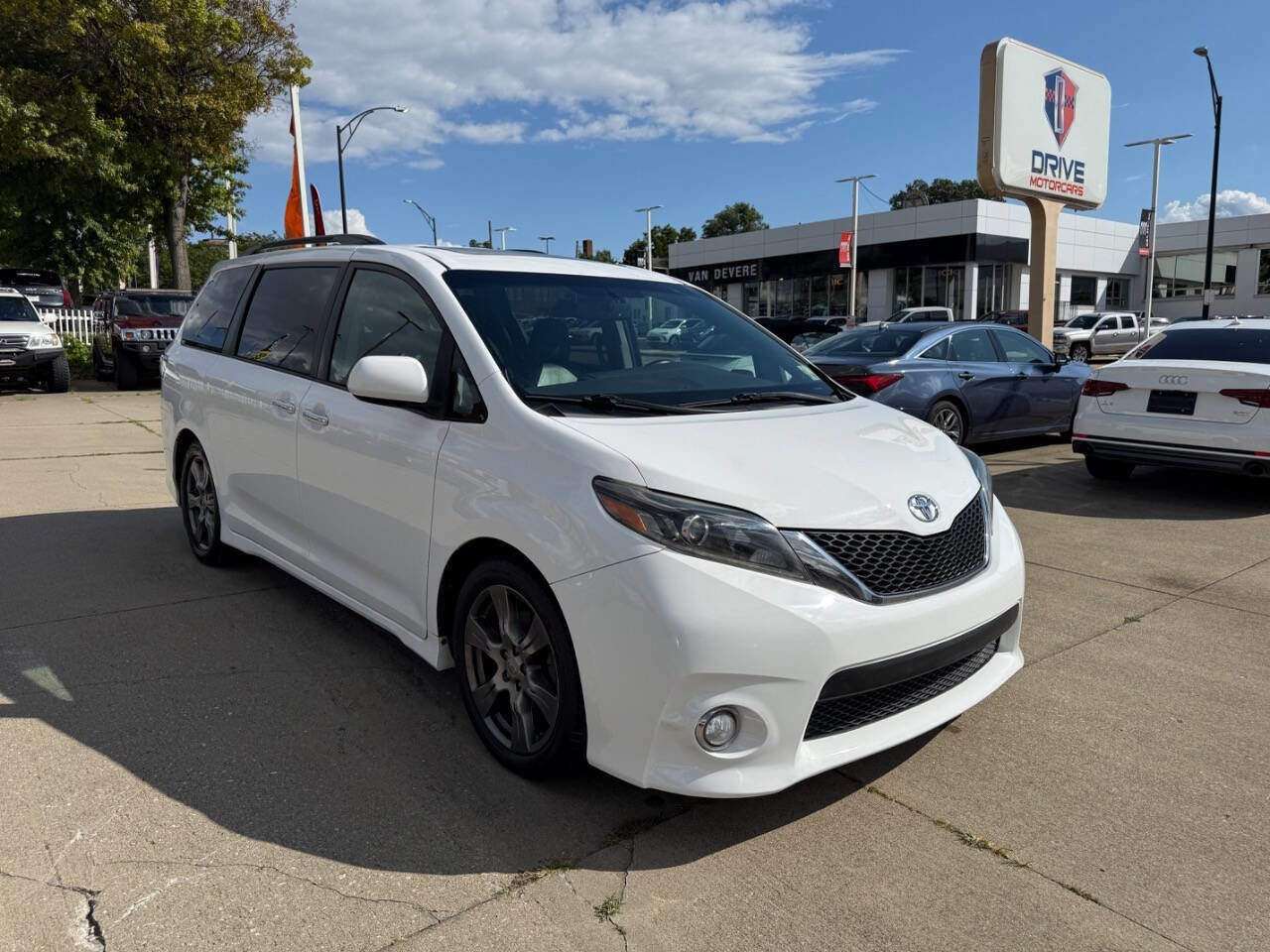 Used 2017 Toyota Sienna SE Premium image 3