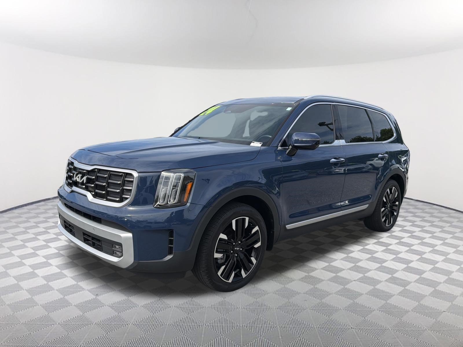 Used 2024 Kia Telluride SX w/ Towing Package FWD image 3