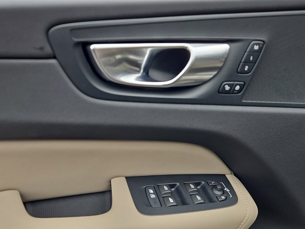 Certified 2026 Volvo XC60 B5 Plus AWD/4WD image 19