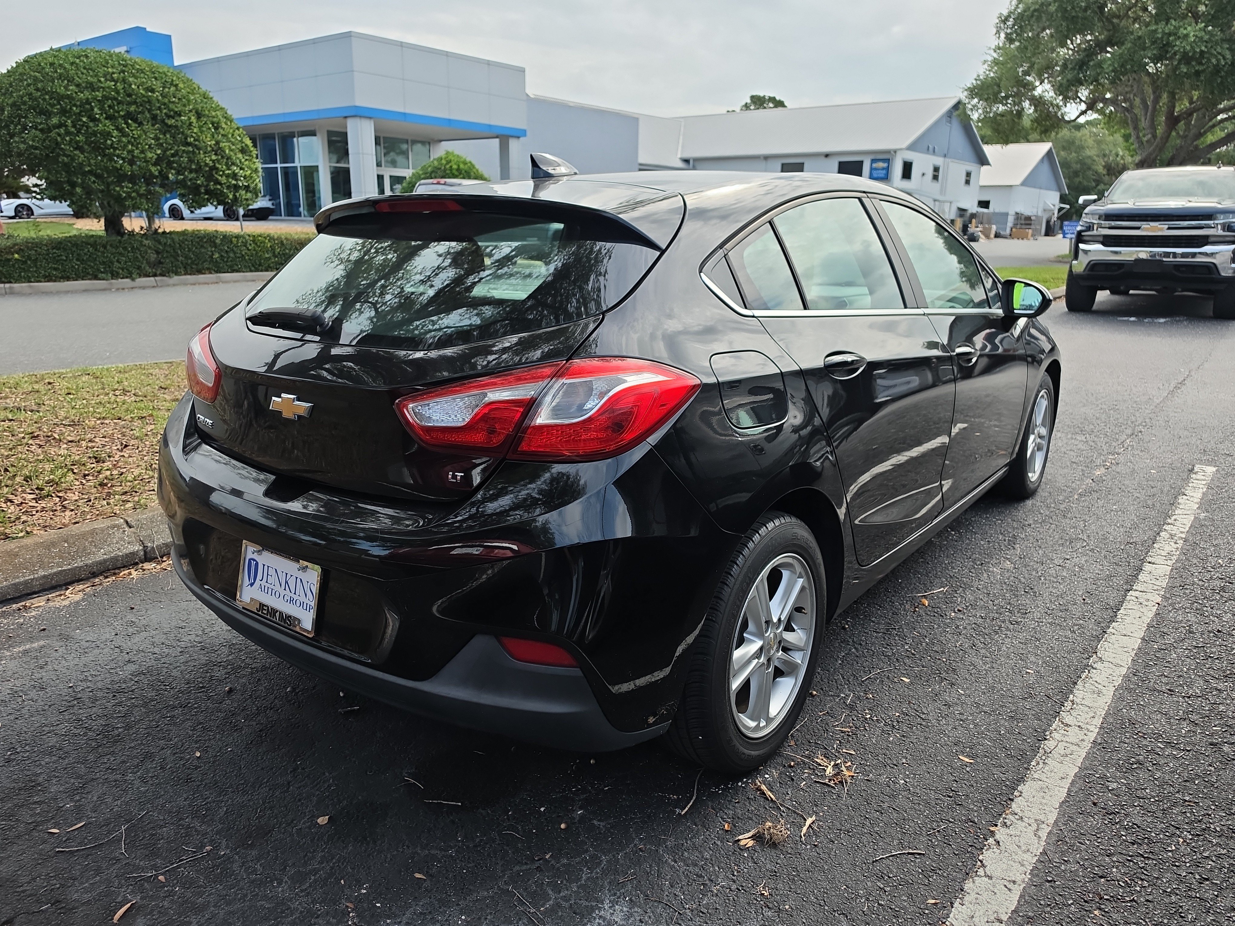 Used 2017 Chevrolet Cruze LT w/ Convenience Package FWD image 3