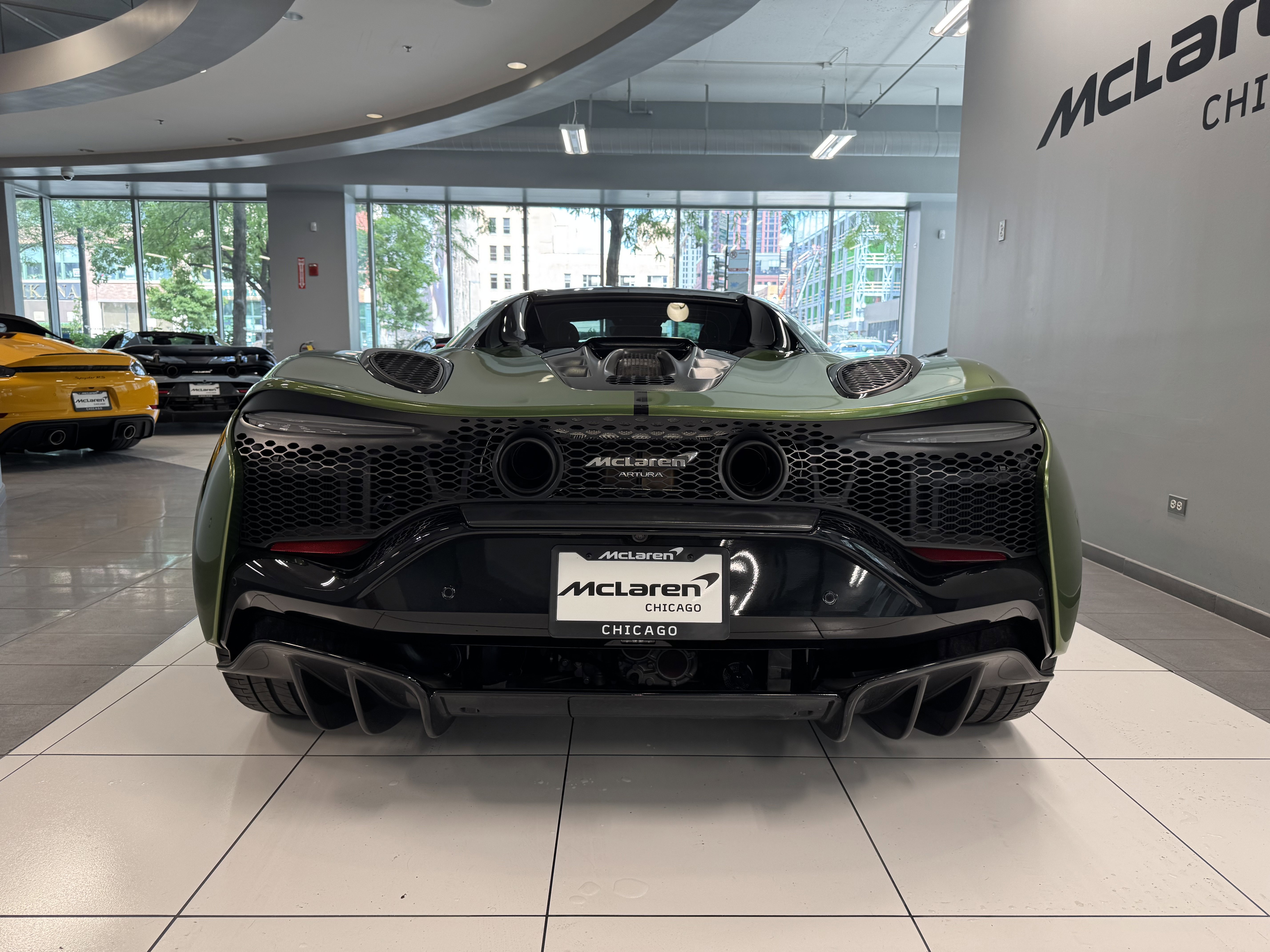 Used 2025 McLaren Artura Spider image 5