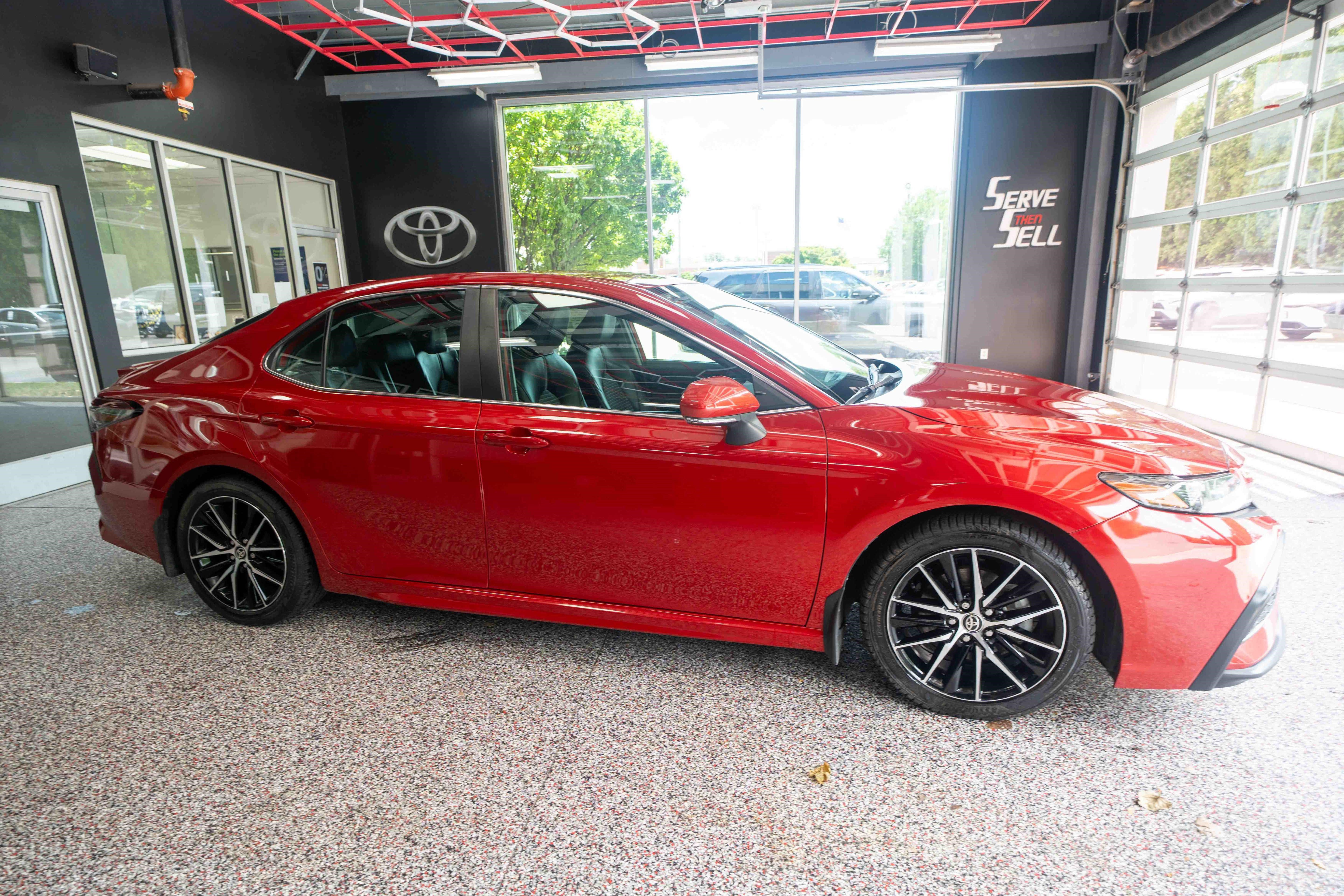 Used 2022 Toyota Camry SE w/ Cold Weather Package FWD image 5