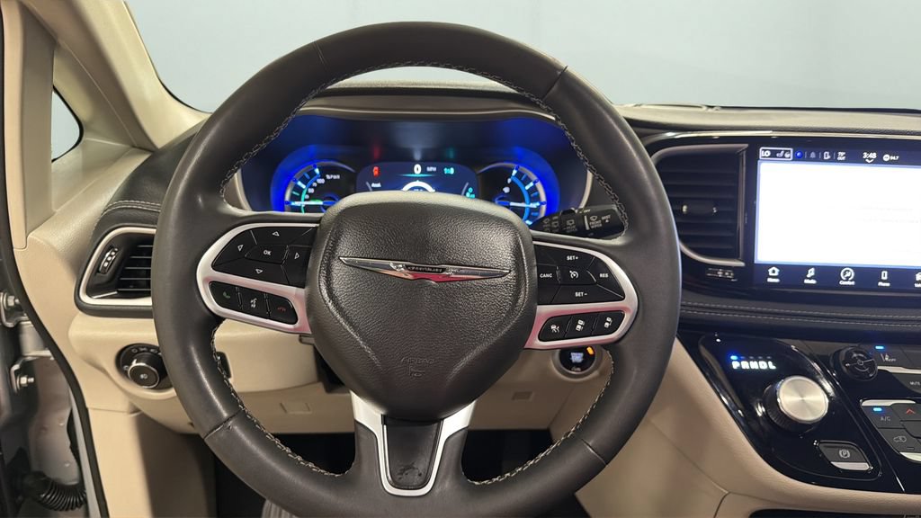 Used 2023 Chrysler Pacifica Touring-L FWD image 12
