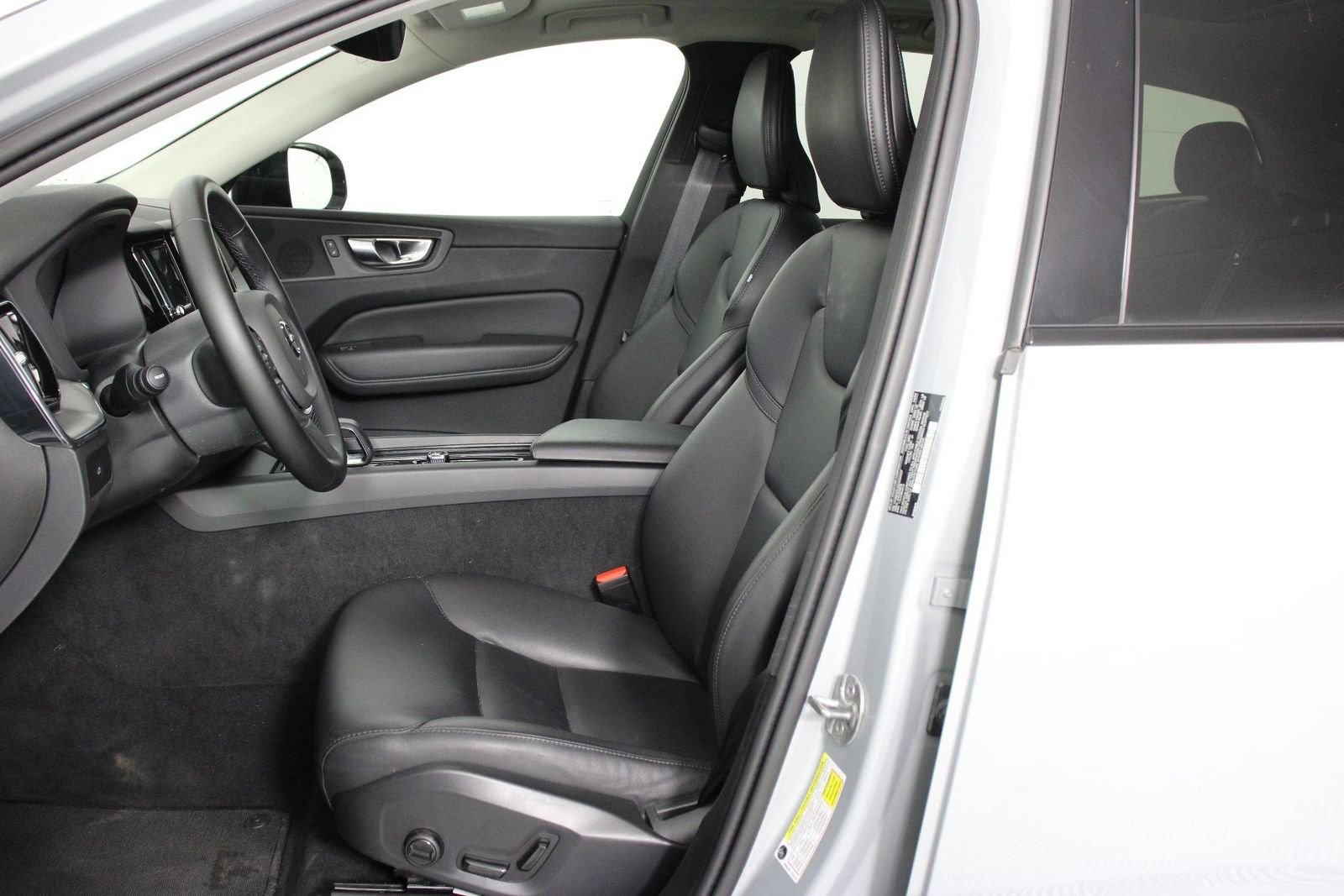 Certified 2025 Volvo XC60 B5 Core AWD/4WD image 31