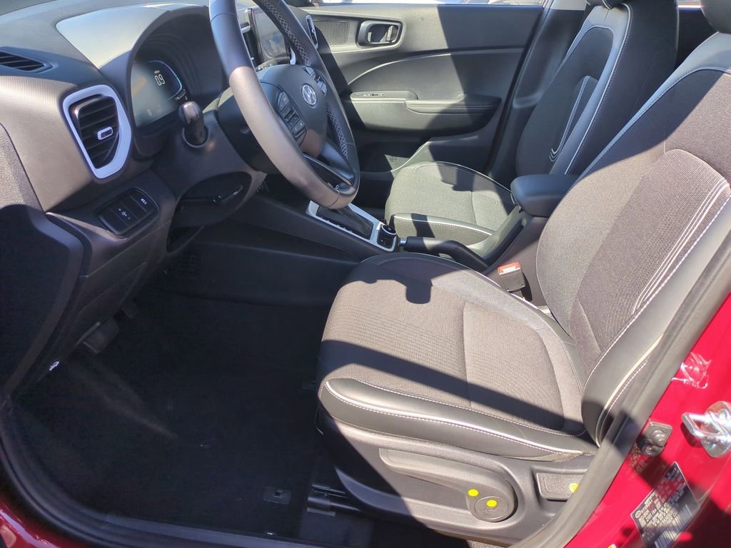 Used 2025 Hyundai Venue Limited FWD image 16