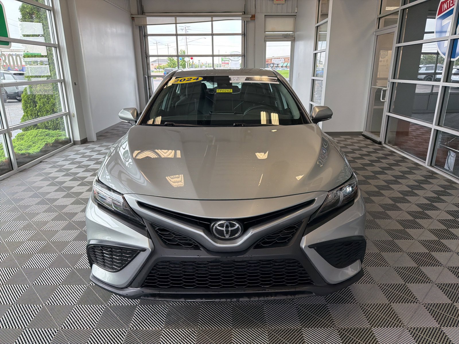 Used 2024 Toyota Camry SE FWD image 2