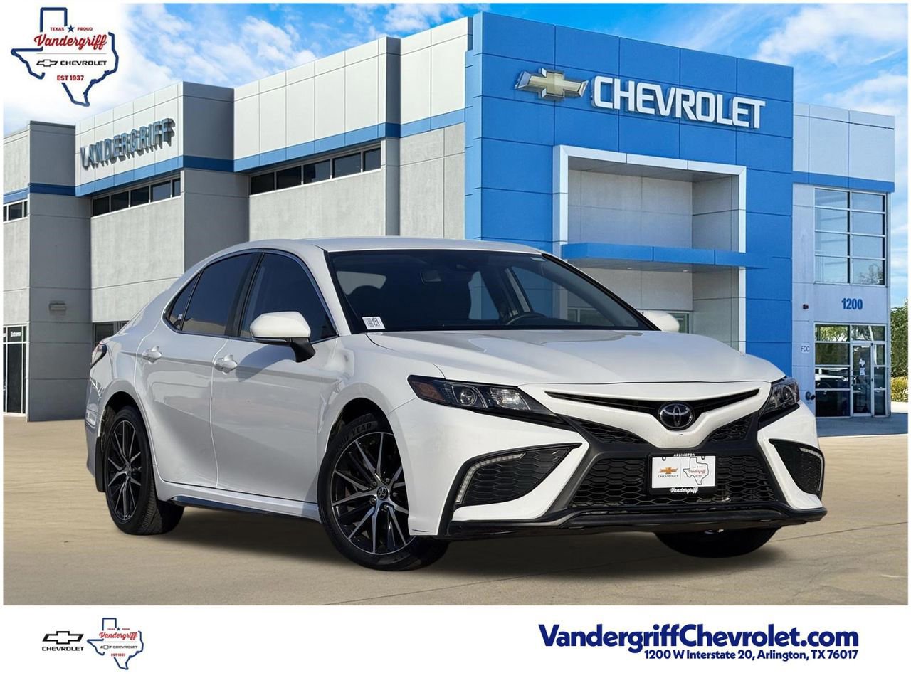 Used 2024 Toyota Camry SE image 1