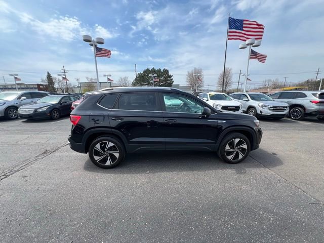 Used 2023 Volkswagen Taos SE w/ Panoramic Sunroof Package AWD/4WD image 7